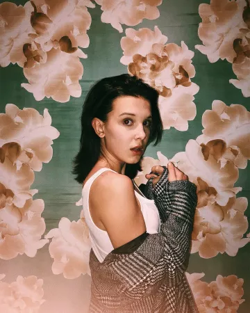 The coat striped black-and-white worn by Millie Bobby Brown on the account Instagram of @milliebobbybrown