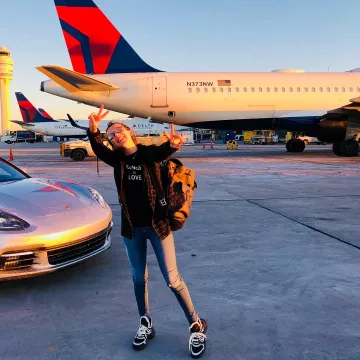 The blazer worn by Millie Bobby Brown on the account Instagram of @milliebobbybrown