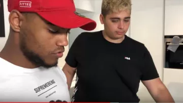 Fila T-Sirt Noir porté par Kameto dans PLUS JAMAIS GROS EP02 : LES CHOSES SÉRIEUSES COMMENCENT