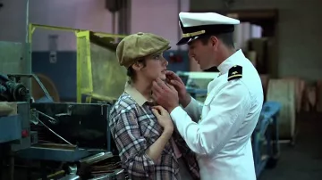 Sombrero marrón usado por Paula Pokrifki (Debra Winger) en Un oficial y un caballero