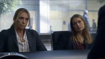Blazer gris oscuro usado por Grace Rasmussen (Toni Collette) en Unbelievable (S01)