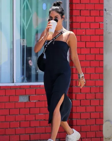 Adidas Originals National Black Fanny Pack porté par Vanessa Hudgens Los Feliz le 22 août 2019