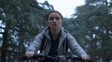 Uniforme Polo Manga Larga Negro Usado por (Kaitlyn Dever) en Unbelievable (S01)