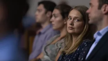 Bleu foncé Floral Dresse porté par Karen Duvall (Merritt Wever) dans Incroyable (S01)