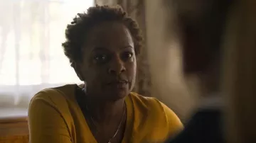 Suéteres amarillos de manga larga usados por Lola Hawkins (Aisha Lomax) en Unbelievable (S01)