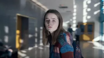 Suéteres a rayas multicolor usados por (Kaitlyn Dever) en Unbelievable (S01)