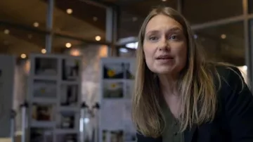 Shirts Col V Vert Armée porté par Karen Duvall (Merritt Wever) dans Incroyable (S01)