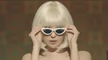 The sunglasses of Sunmi in the clip Sunmi(선미) _ Lalalay(날라리)