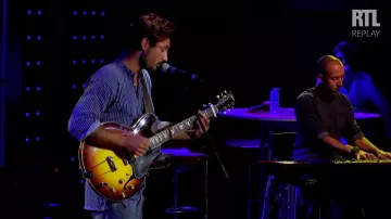 The shirt collar mao of Jérémy Frérot in the YouTube video Review (Live) - The Grand Studio RTL