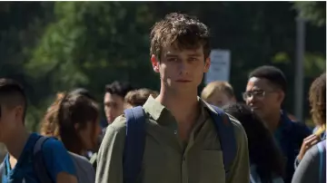 La chemise de Justin Foley (Brandon Flynn) dans 13 reasons why S02E10