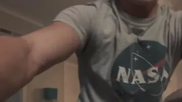 Gris de la NASA T-shirt de Peter Parker (Tom Holland) dans Spider-Man: Retour à la maison