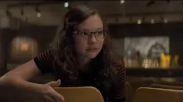 Gafas clásicas -Lente transparente / Marco negro brillante / Montura dorada usada por Zoe Margaret Colletti en SCARY STORIES Bande Annonce VF # 2 (Film d'Horreur, 2019) NOUVELLE