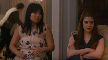W hite Floral Romper porté par (Marie Hollis Inboden) dans American Princess (S01)