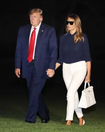 Christian Louboutin Ballalla Blanc Latte à bout Pointu Ballerine Ballet porté par Melania Trump Arrivant à Washington le 26 août 2019