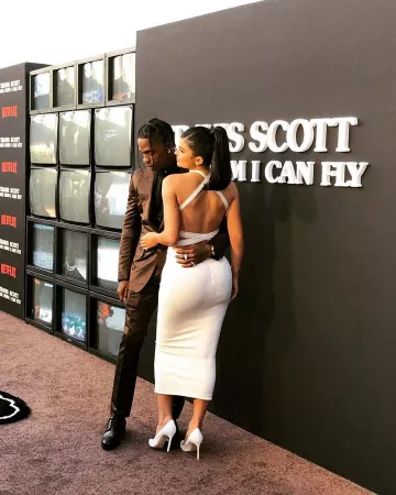Manolo Blahnik Tacones BB de cuero usados por Kylie Jenner 'travis Scott: Look Mom I Can Fly' Estreno 27 de agosto de 2019