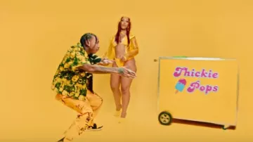 Pantalón amarillo para correr usado por Tyga en Doja Cat, Tyga - Juicy (Video Oficial)