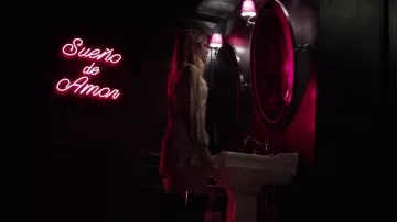 El vestido corto de lentejuelas plateadas usado por Chiara (Benedetta Porcaroli) en la serie bebé (S01)