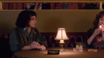 Camisa gris a cuadros usada por Ruth Wilder (Alison Brie) como se ve en Glow (S03)