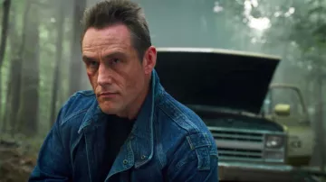 Veste en jean porté par Grigori (Andrey Ivchenko) comme on le voit dans des Choses étranges (S03E05)