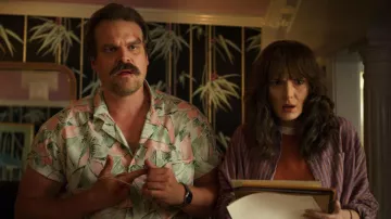 The shirt pattern Jim Hopper (David Harbour) in Stranger Things Season 3