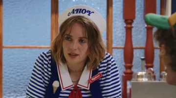 The uniform Scoops ahoy worn by Robin (Maya Hawke) in the series Stranger Things Season 3
