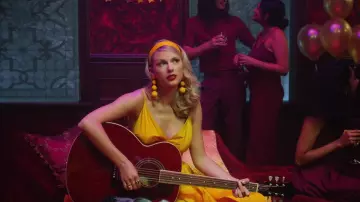 Les boucles d'oreilles jaunes de Taylor Swift dans Lover