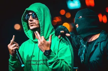 The hoodie attractive neon green worn by DJ Snake on the account Instagram of @djsnake