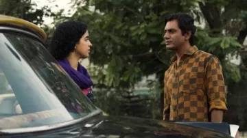 Camisas a cuadros amarillos usadas por Rafi (Nawazuddin Siddiqui) en la fotografía