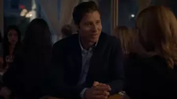 Blazer de lana negra usado por Damon Runyan en MY MOTHER'S KILLER BOYFRIEND Trailer (2019) Película de suspenso