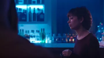 Violet Manches Longues T-shirts portés par Leonor (Anna Castillo) dans le Parcours d'une Mère de Chambre