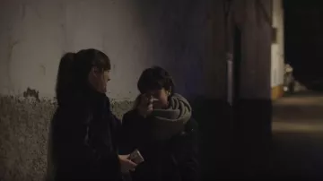 La lumière Verte Châles porté par Leonor (Anna Castillo) dans le Parcours d'une Mère de Chambre