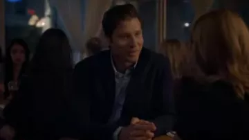 Camisa gris usada por Damon Runyan en MY MOTHER'S KILLER BOYFRIEND Trailer (2019) Película de suspenso