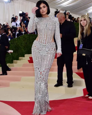 El vestido plateado de Kylie Jenner en la cuenta de Instagram de @kyliejenner