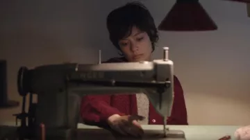 Rouge Fausse Fourrure Cardigan Manteau porté par Leonor (Anna Castillo) dans le Parcours d'une Mère de Chambre