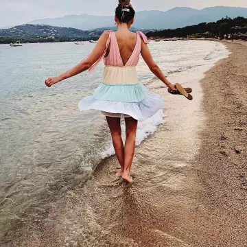 El vestido a rayas multicolor que lució Pauline Torres en la cuenta de Instagram de @paulinetrrs