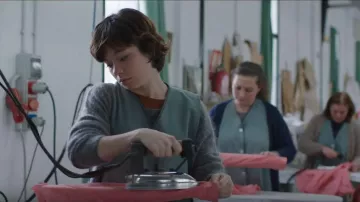 Gris pull en cachemire porté par Leonor (Anna Castillo) dans le Parcours d'une Mère de Chambre