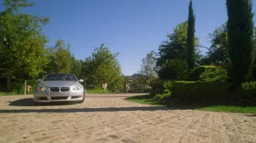 BMW Serie 3 descapotable conducido por Miranda (Jessica Allain) en La Lavandería