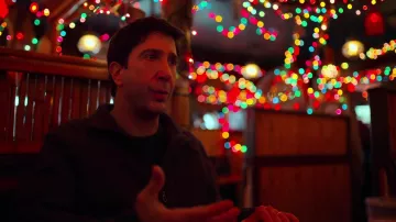 Bleu full-zip veste polaire porté par Matthew Quirk (David Schwimmer) dans La Laverie