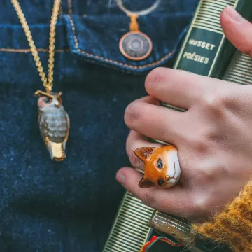 El collar de búho usado en la cuenta de Instagram de @shady.bird