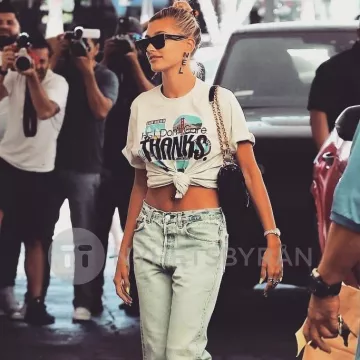 Vetements Californie Touristique Tee porté par Hailey Baldwin Los Angeles, le 29 août 2019