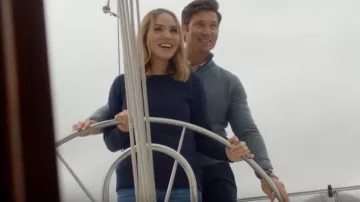 Suéter azul marino usado por Amber Goldfarb en MY MOTHER'S KILLER BOYFRIEND Trailer (2019) Película de suspenso