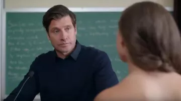 Camisa azul marino usada por Damon Runyan en MY MOTHER'S KILLER BOYFRIEND Trailer (2019) Película de suspenso