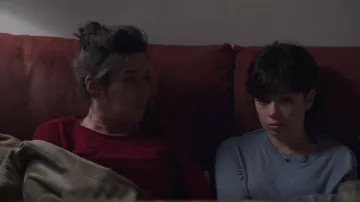 Rouge Tops porté par Leonor (Anna Castillo) dans le Parcours d'une Mère de Chambre