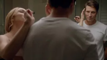 Camiseta blanca usada por Damon Runyan en MY MOTHER'S KILLER BOYFRIEND Trailer (2019) Película de suspenso