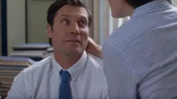 Corbata azul usada por Damon Runyan en MY MOTHER'S KILLER BOYFRIEND Trailer (2019) Película de suspenso