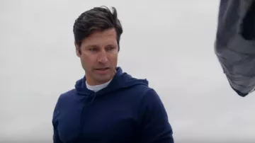 Blue Navy Hoddie usado por Damon Runyan en MY MOTHER'S KILLER BOYFRIEND Trailer (2019) Película de suspenso