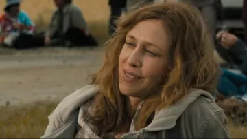 Camisa a cuadros de manga larga usada por Vera Farmiga en BURN YOUR MAPS Tráiler oficial (2019) Vera Farmiga, Jacob Tremblay Movie HD
