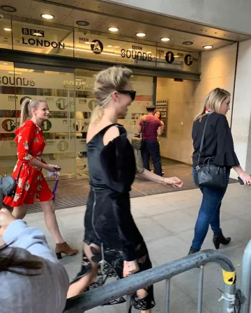 David Koma Papillon Dentelle Net Midi Jupe portée par Cara Delevingne à Londres le 29 août 2019