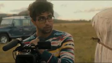 Lunettes Noires portées par Suraj Sharma, dans GRAVER VOS CARTES Trailer Officiel (2019) Vera Farmiga, Jacob Tremblay Film HD