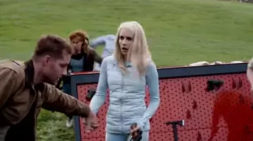 Camiseta de manga larga azul cielo usada por Emma Roberts en the hunt Trailer (2019) Emma Roberts, película de suspenso